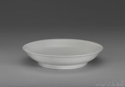 图片[2]-Dish with impressed floral pattern in white glaze, Qing dynasty, Qianlong reign (1736-1795)-China Archive